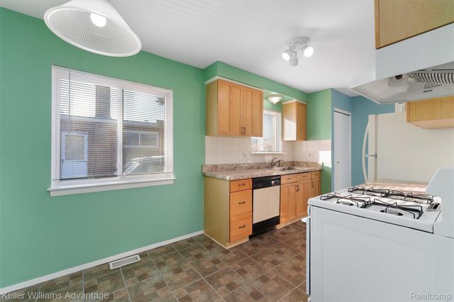 30344 Garry Avenue, Madison Heights, MI 48071