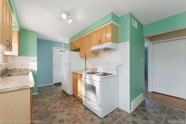 30344 Garry Avenue, Madison Heights, MI 48071