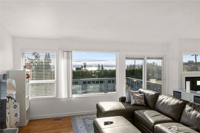 304 S 213th Street, Des Moines, WA 98198