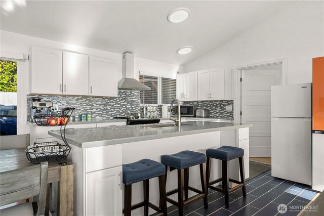 304 S 213th Street, Des Moines, WA 98198