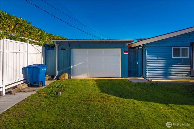 304 S 213th Street, Des Moines, WA 98198