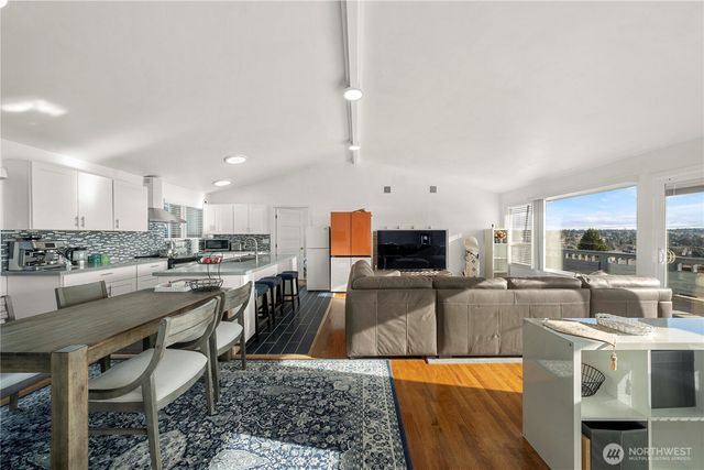 304 S 213th Street, Des Moines, WA 98198