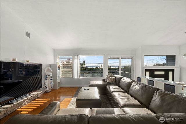 304 S 213th Street, Des Moines, WA 98198