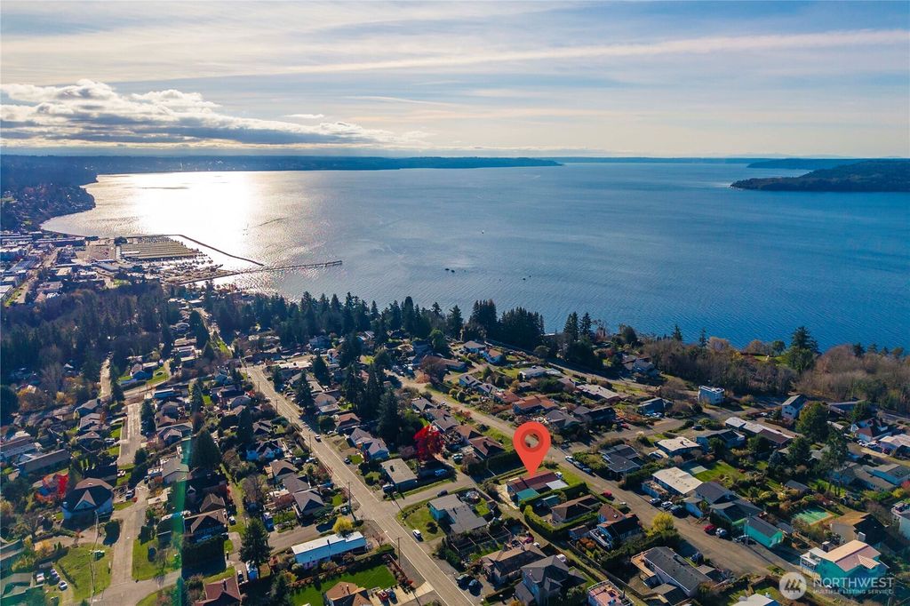 304 S 213th Street, Des Moines, WA 98198