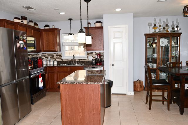 215 Dodge City Trail, Newark, TX 76071