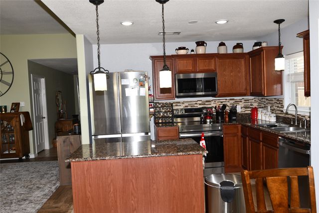215 Dodge City Trail, Newark, TX 76071