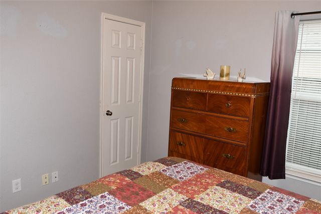 215 Dodge City Trail, Newark, TX 76071