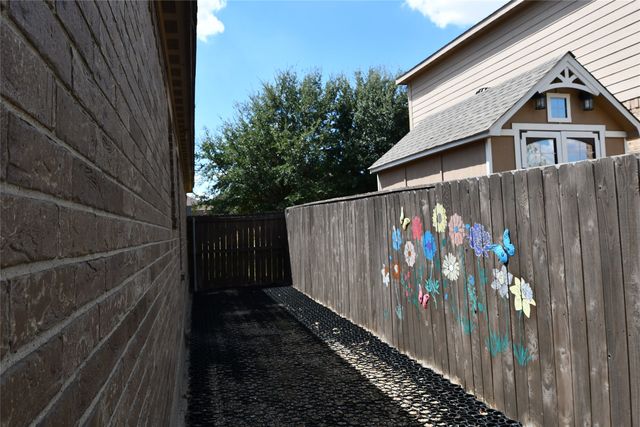 215 Dodge City Trail, Newark, TX 76071