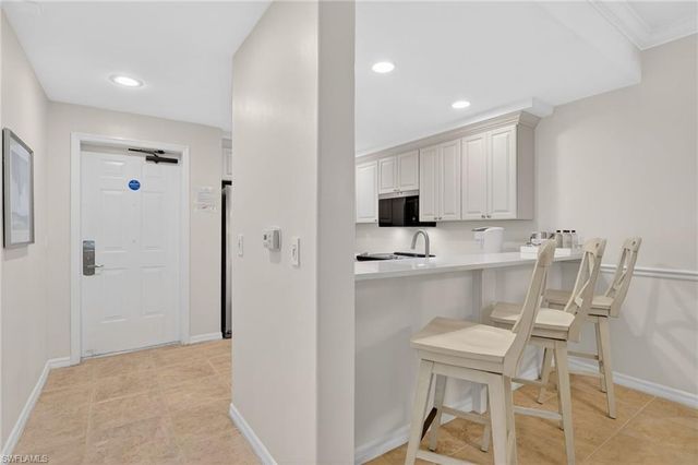 221 9th ST S 114, Naples, FL 34102