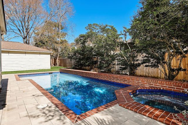 6 Thornbush Place, The Woodlands, TX 77381