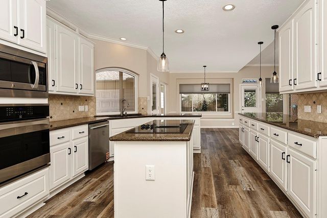 6 Thornbush Place, The Woodlands, TX 77381