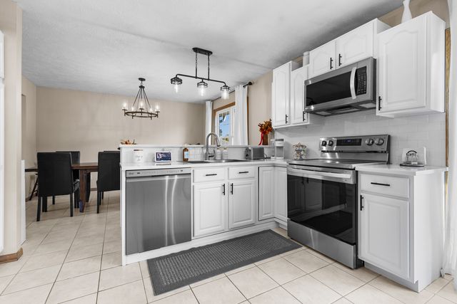 9885 HIGHSTONE Drive, Roscoe, IL 61073