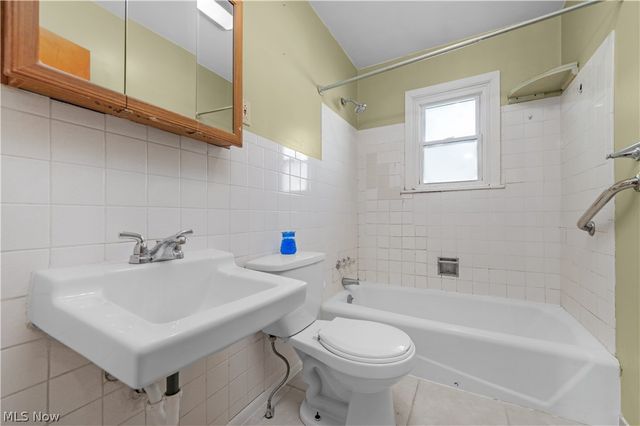 128 Forest Boulevard, Avon Lake, OH 44012