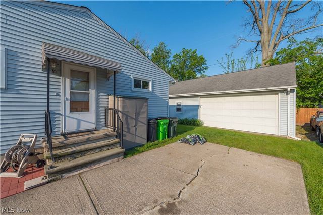 128 Forest Boulevard, Avon Lake, OH 44012