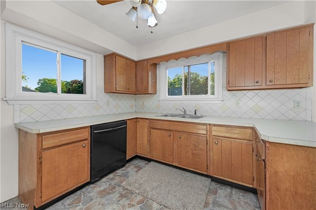 128 Forest Boulevard, Avon Lake, OH 44012