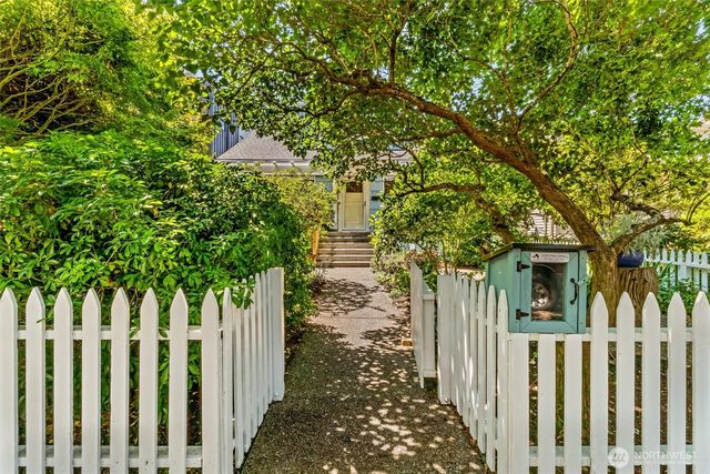 2763 59th Avenue SW, Seattle, WA 98116