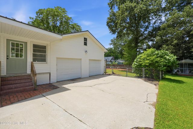 3222 North Contentnea Street, Farmville, NC 27828