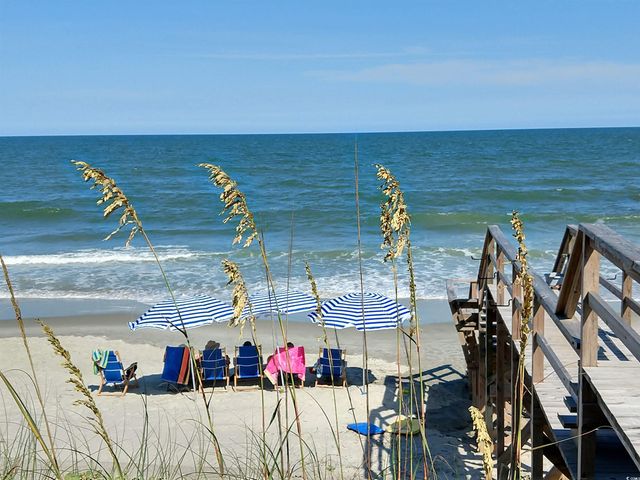 607 Hawthorn Dr., Pawleys Island, SC 29585