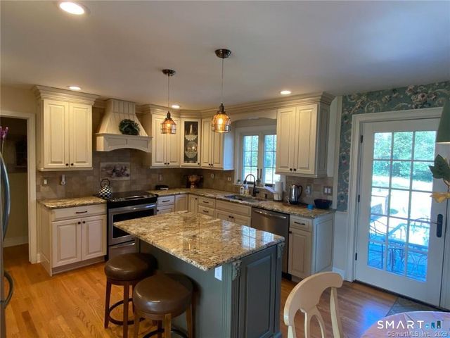 94 Fennbrook Drive, Hamden, CT 06517