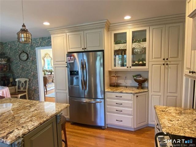 94 Fennbrook Drive, Hamden, CT 06517