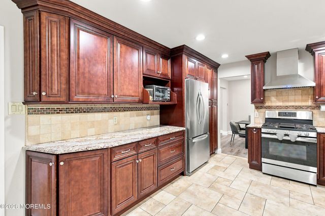 20 Hemlock Hill Road, Jackson, NJ 08527