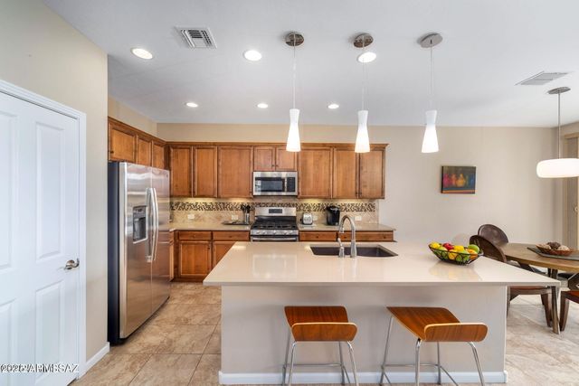 883 N BROKEN HILLS Drive, Green Valley, AZ 85614