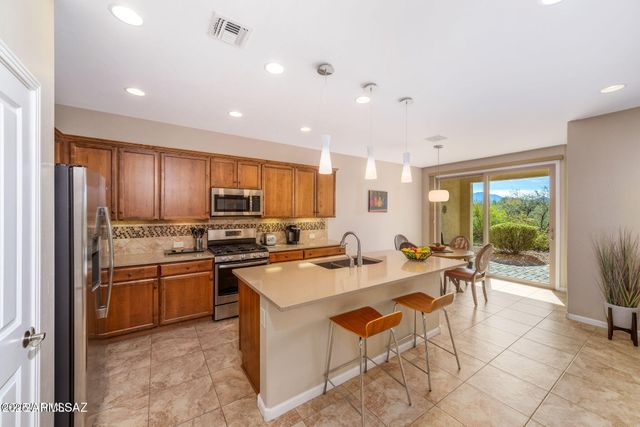 883 N BROKEN HILLS Drive, Green Valley, AZ 85614