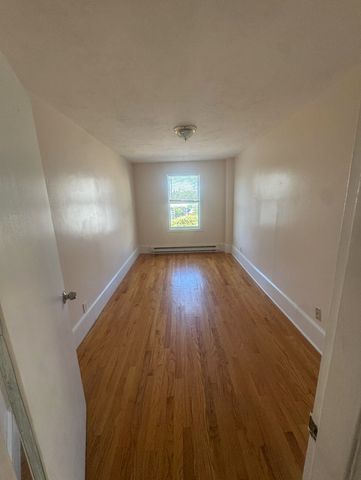 40 Robin St, Everett, MA 02149