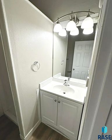 1305 S Spring Ave Avenue, Sioux Falls, SD 57104