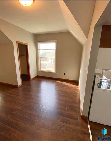 1305 S Spring Ave Avenue, Sioux Falls, SD 57104