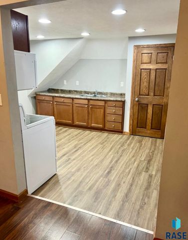 1305 S Spring Ave Avenue, Sioux Falls, SD 57104