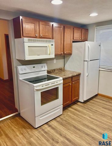 1305 S Spring Ave Avenue, Sioux Falls, SD 57104