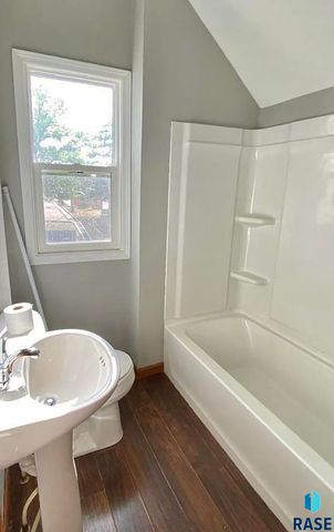 1305 S Spring Ave Avenue, Sioux Falls, SD 57104