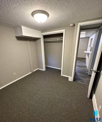 1305 S Spring Ave Avenue, Sioux Falls, SD 57104