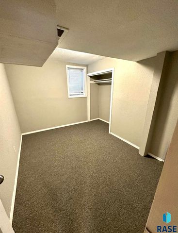 1305 S Spring Ave Avenue, Sioux Falls, SD 57104