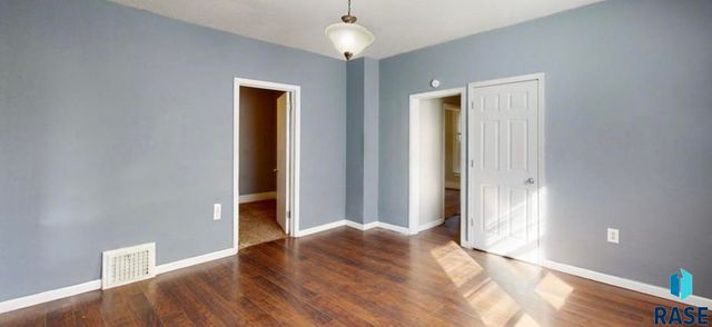 1305 S Spring Ave Avenue, Sioux Falls, SD 57104