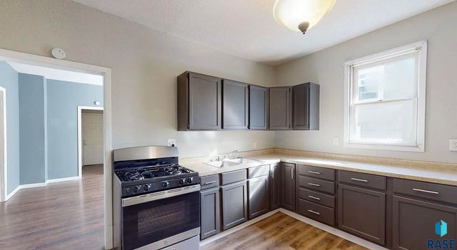 1305 S Spring Ave Avenue, Sioux Falls, SD 57104