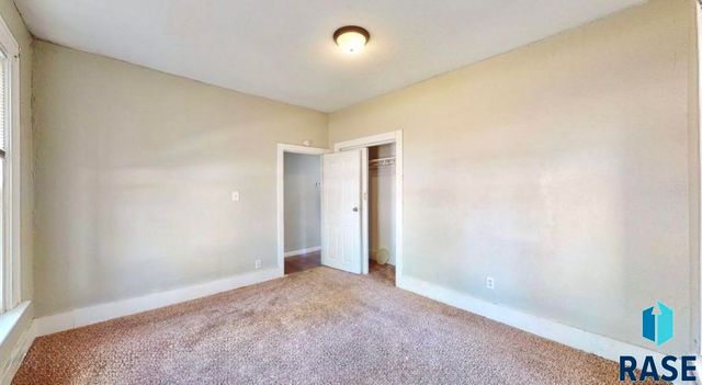 1305 S Spring Ave Avenue, Sioux Falls, SD 57104