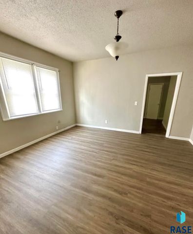 1305 S Spring Ave Avenue, Sioux Falls, SD 57104