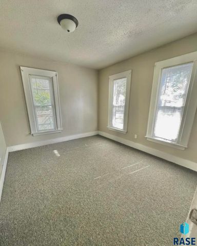 1305 S Spring Ave Avenue, Sioux Falls, SD 57104