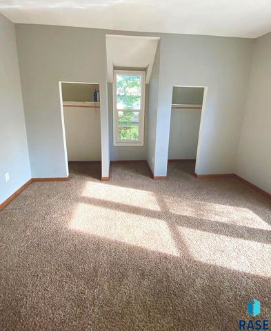 1305 S Spring Ave Avenue, Sioux Falls, SD 57104