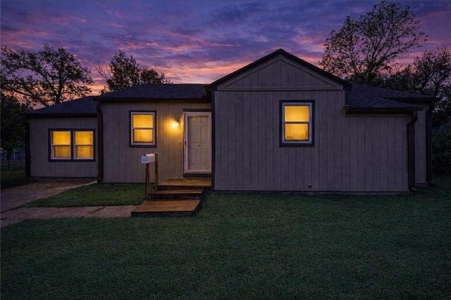 912 VEST Drive, Warrensburg, MO 64093