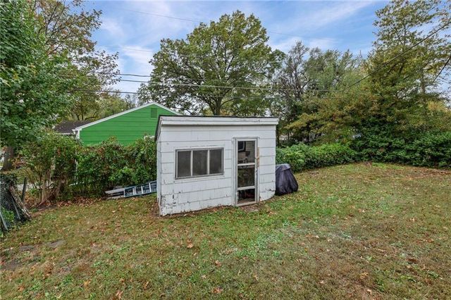 912 VEST Drive, Warrensburg, MO 64093