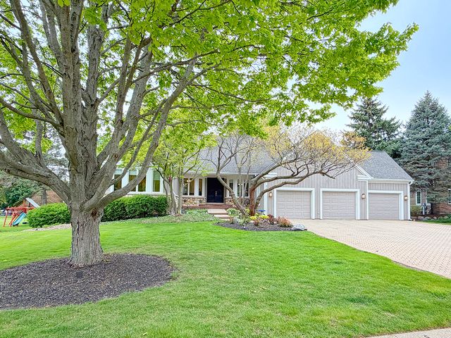 211 Ridge Lane, Lake In The Hills, IL 60156