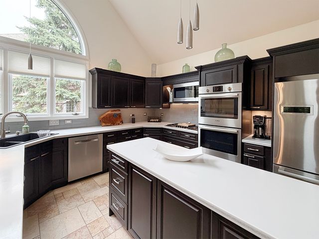 211 Ridge Lane, Lake In The Hills, IL 60156