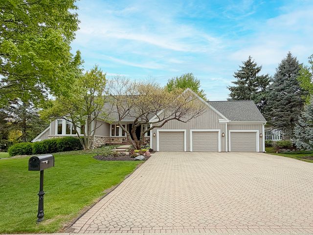 211 Ridge Lane, Lake In The Hills, IL 60156