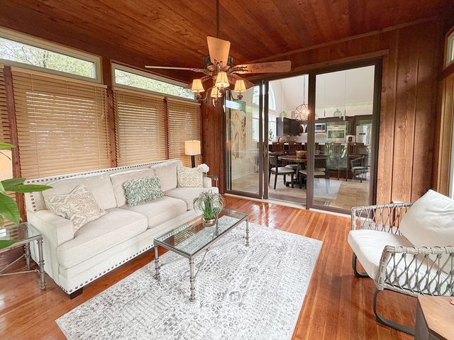211 Ridge Lane, Lake In The Hills, IL 60156