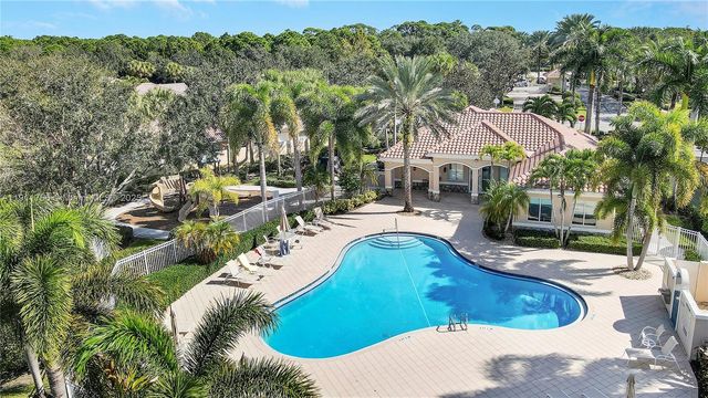 4909 Grassleaf Dr, Palm Beach Gardens, FL 33418