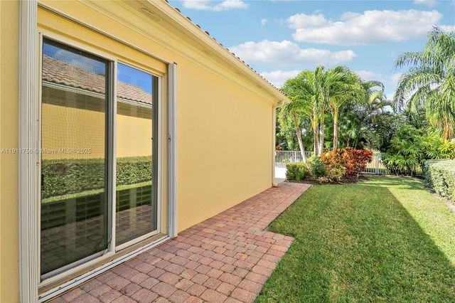 4909 Grassleaf Dr, Palm Beach Gardens, FL 33418