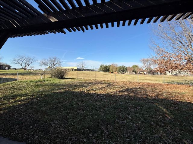 214 meadowlakes DR, Meadowlakes, TX 78654